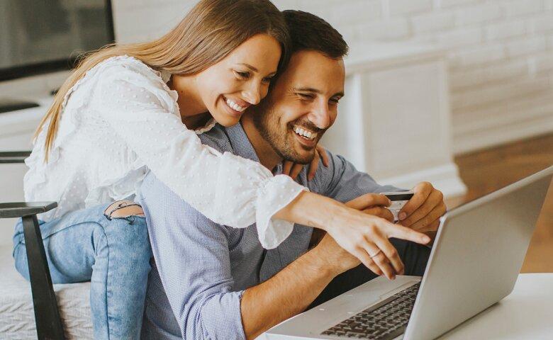 A couple booking a Brilliant Earth virtual appointment.